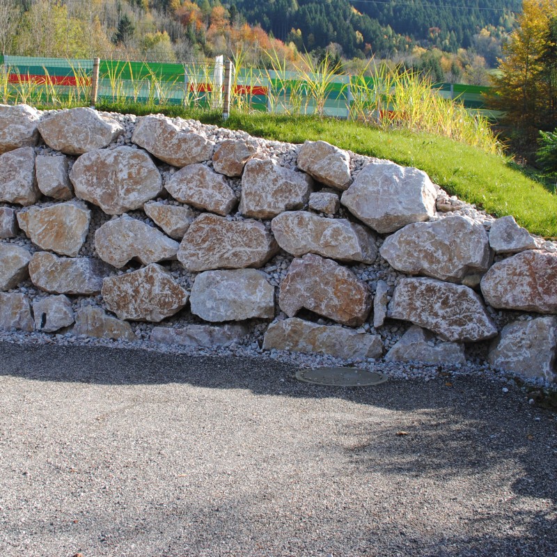 Steinmauer aus Wurfsteinen