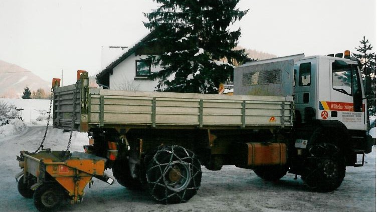LKW mit Winterdienstausrüstung